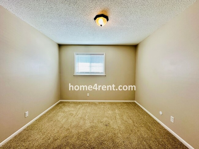 Building Photo - Beautiful Overland Park Townhome w/ Wood Floors, Large Open Kitchen and a Community Pool!