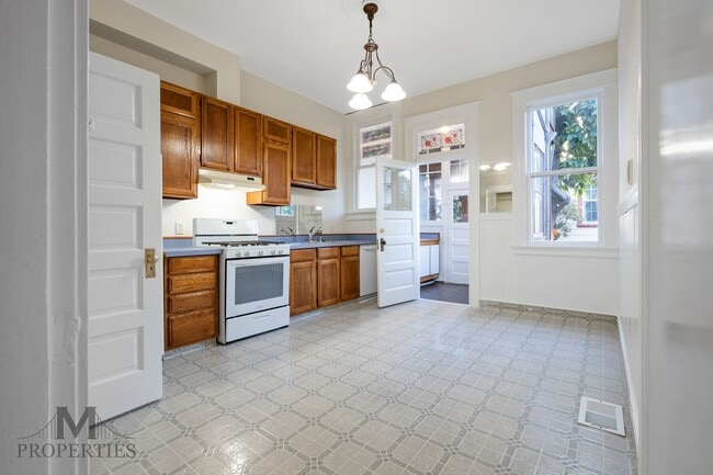 Building Photo - Updated Edwardian Style Noe Valley Flat - ...