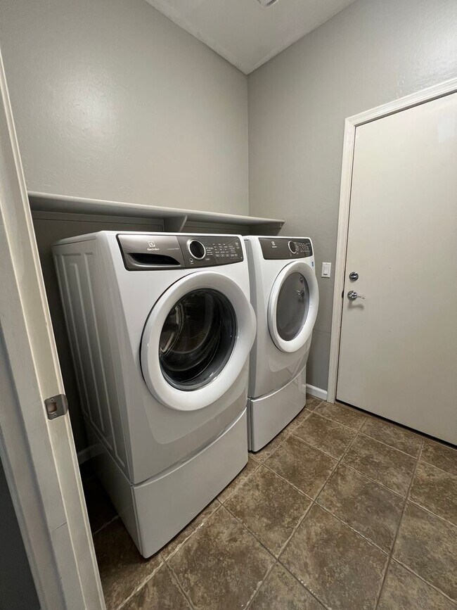 Building Photo - Gorgeous, upgraded home with a sparkling p...