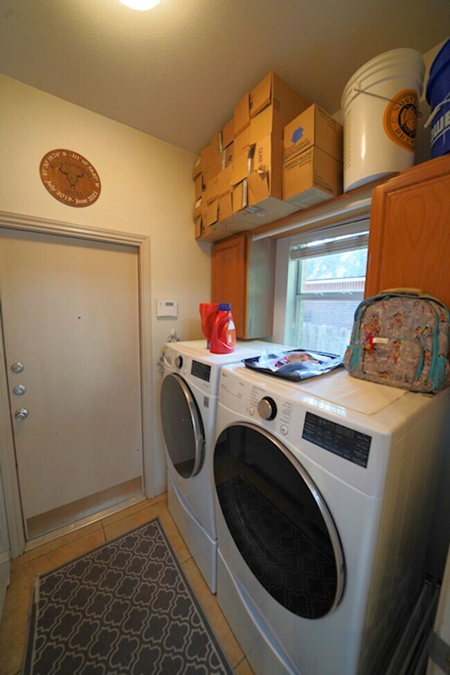 Building Photo - Gorgeous Home in the Coveted Greenshire Subdivision - Realtor Commission: $400