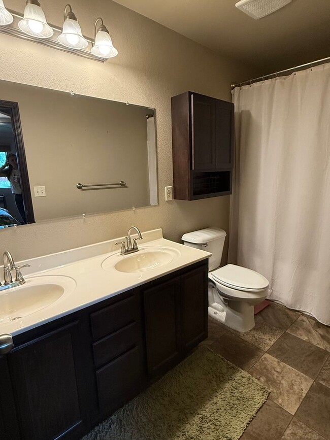 Building Photo - 4 Bedroom, 3 Bathroom Home for Rent