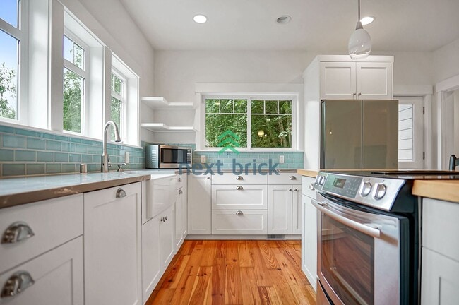 Building Photo - 3 Bed 2.5 Bath for Rent in Lake Forest Park!