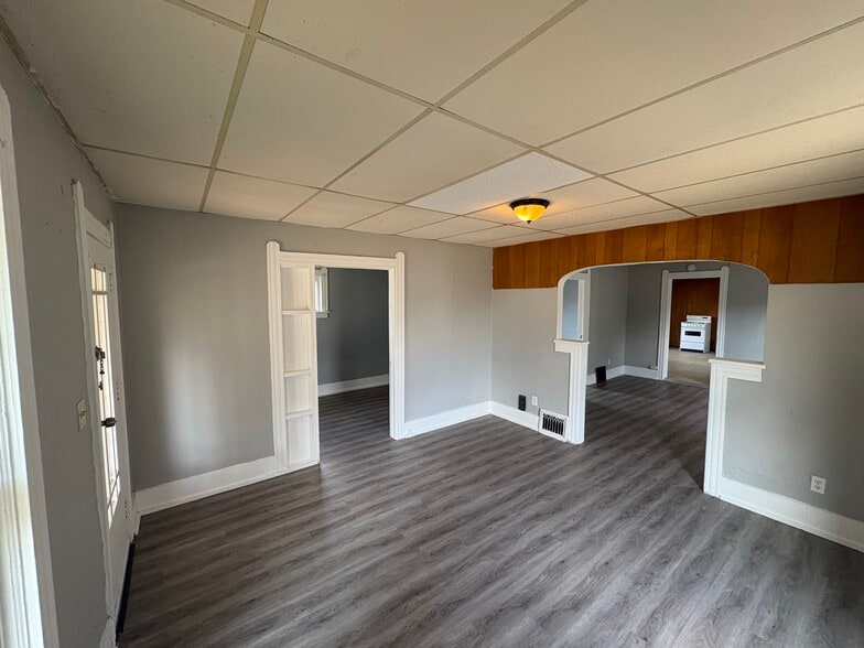 Building Photo - 1030 W 17th St