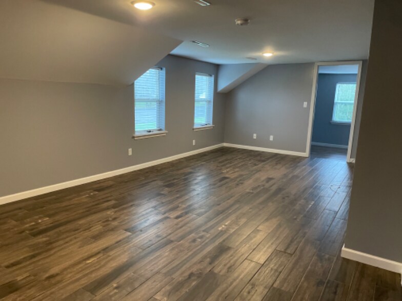 Building Photo - 116 E Main St