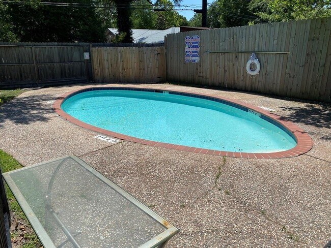 Building Photo - 1220 Shadowdale Dr