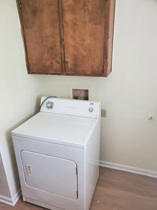 Building Photo - 1925 Heatherwood Dr