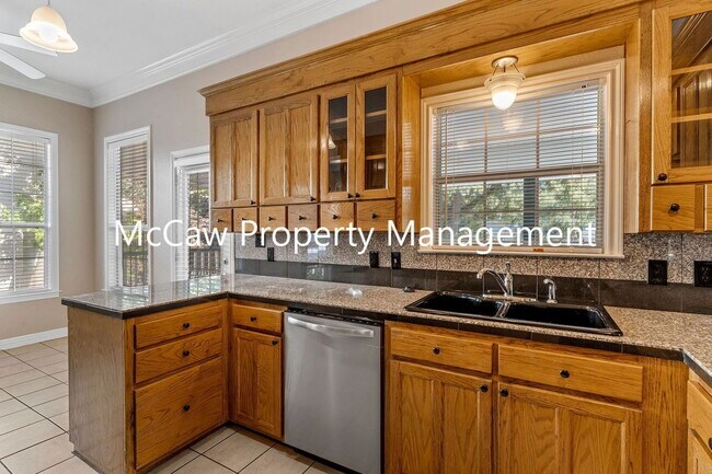 Building Photo - 302 W Spring St