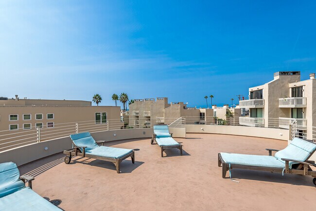 Building Photo - 7301 Vista del Mar