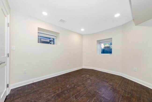 Building Photo - TUFTS 5 bed 5.5 bath - Available 6/1