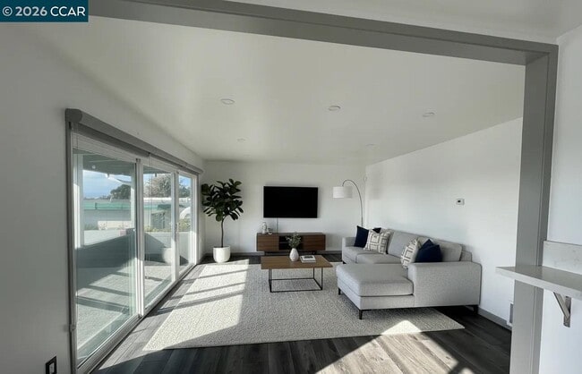 Building Photo - 3081 Birmingham Dr