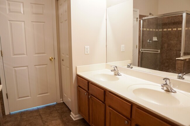 Building Photo - 1574 Millbrook Dr