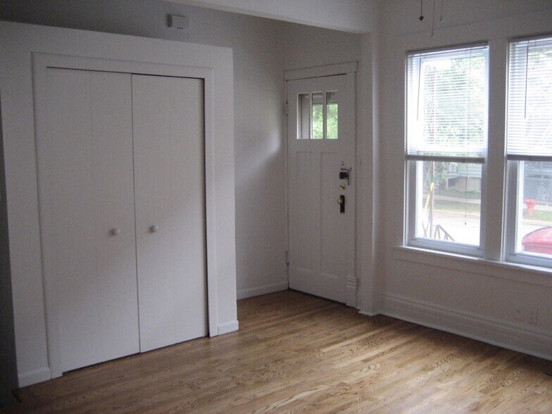 Building Photo - 2616 N Marshfield Ave