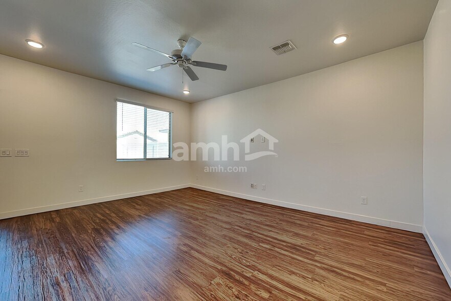 Building Photo - 4206 S 105th Dr