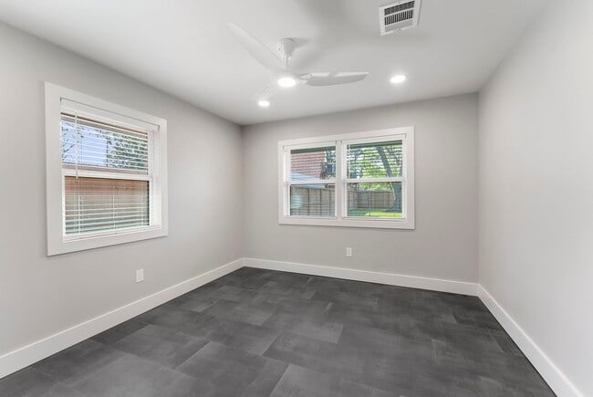 Building Photo - 2223 Hialeah Dr