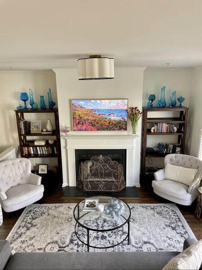 Building Photo - Stunning townhome in the highly sought-aft...