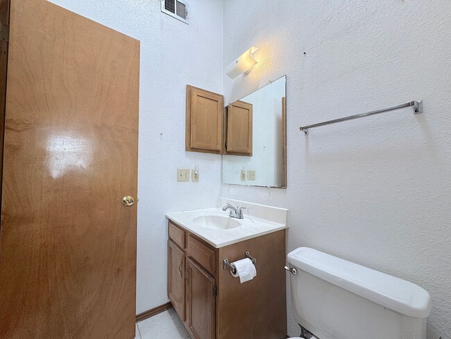 Building Photo - Northeast El Paso 3 Bed/1.5 Bath