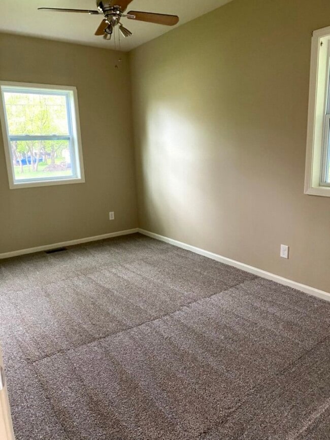 Building Photo - NEWLY RENOVATED 3 bdrm/2 bath - Sharon