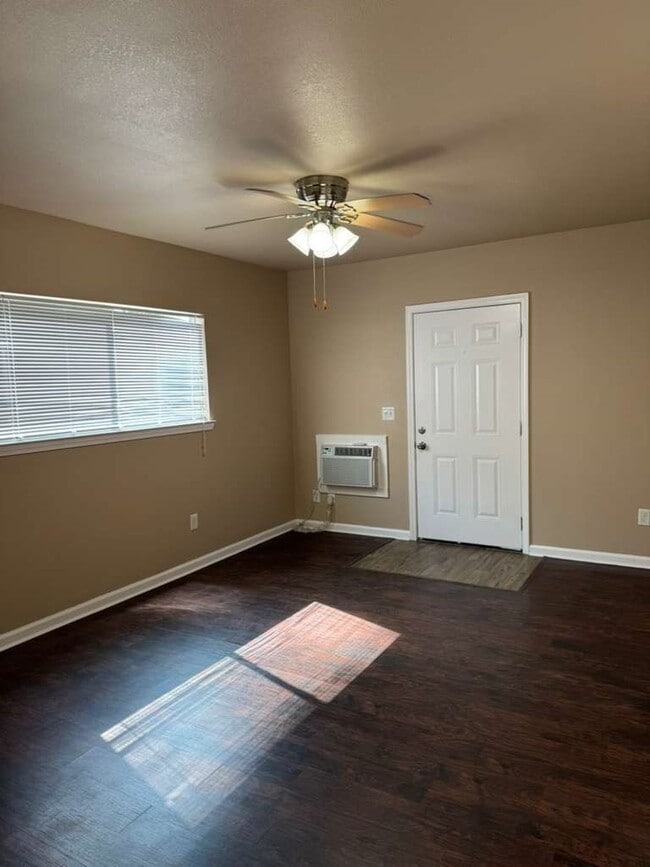 Building Photo - 1225 W 25th St