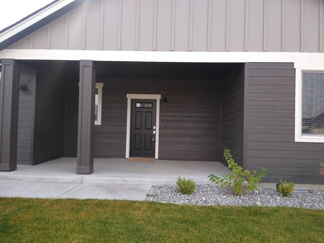 Building Photo - Beautiful 3-bedroom, 2-bath home at Woodbr...