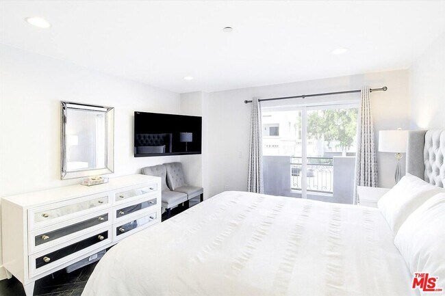 Building Photo - 1319 N Detroit St