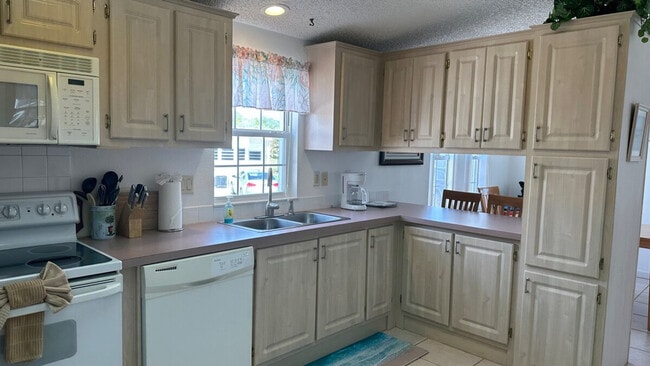 Building Photo - 2122 Nettles Blvd