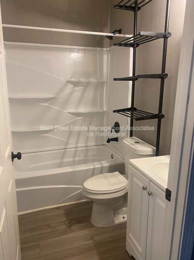 Building Photo - 609 N Hill St