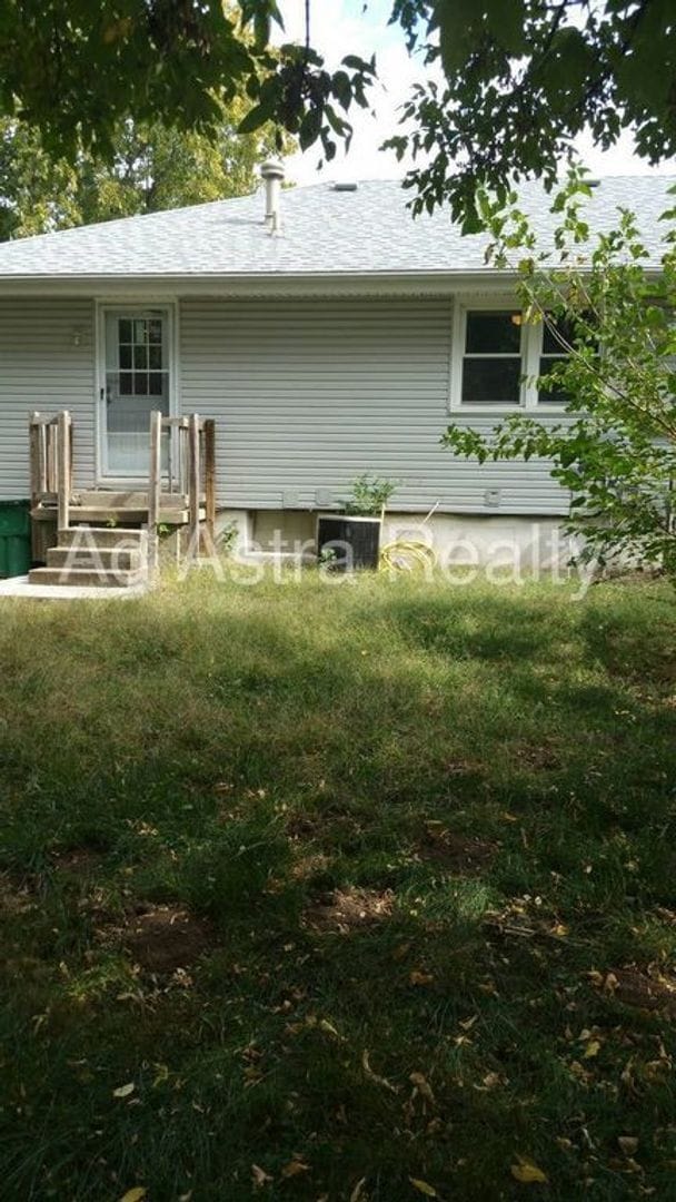 Building Photo - Shawnee Duplex-Available in JULY!!