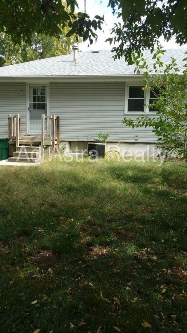 Building Photo - Shawnee Duplex-Available NOW!!