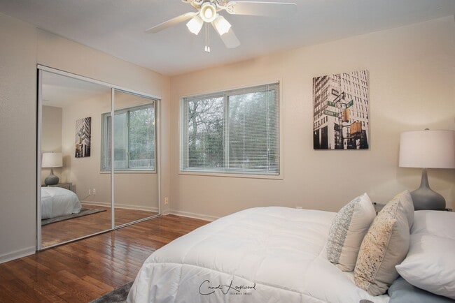 Building Photo - 2 bedroom 1 bathroom Upstairs **$300 OFF 1ST MONTH SPECIAL**