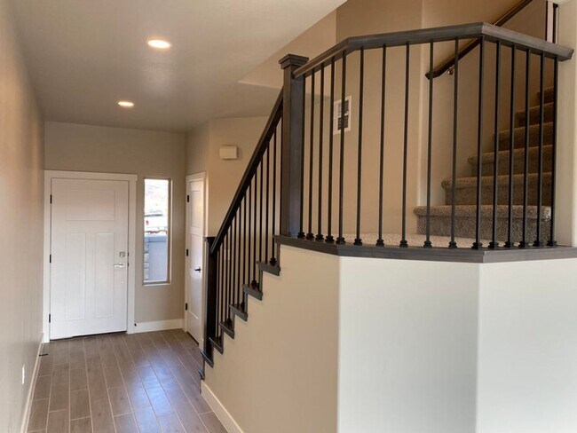 Building Photo - Beautifully Designed 3 Bedroom Townhome Ne...