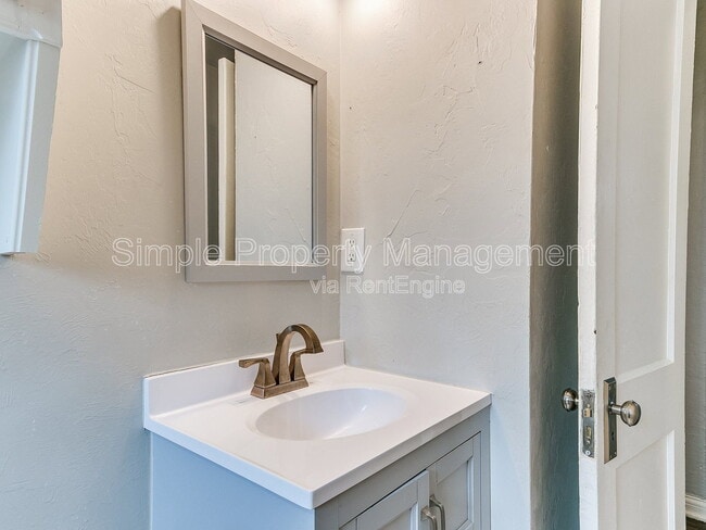 Building Photo - 512 W Lockheed Dr