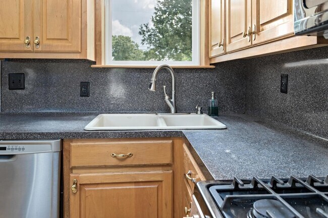 Building Photo - 616 23rd St
