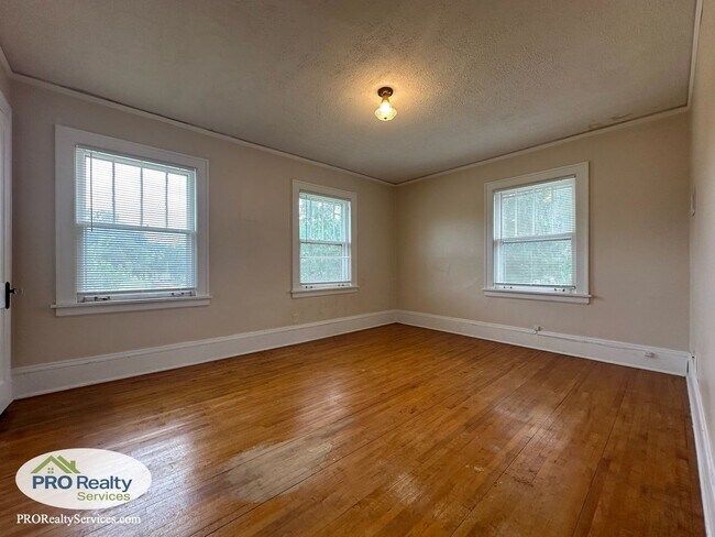 Building Photo - 3 Bedroom Plus Den Home in St. Paul