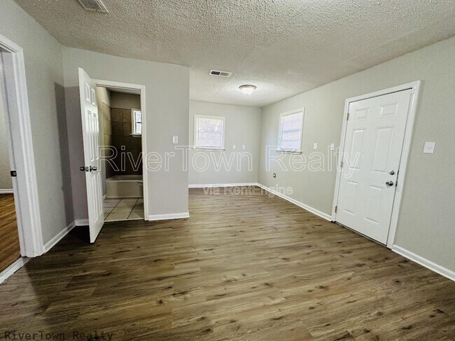 Building Photo - 2176 Vollintine Ave