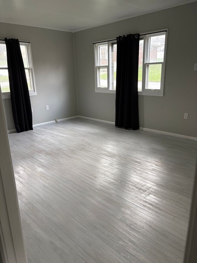 Building Photo - Two Bedroom House