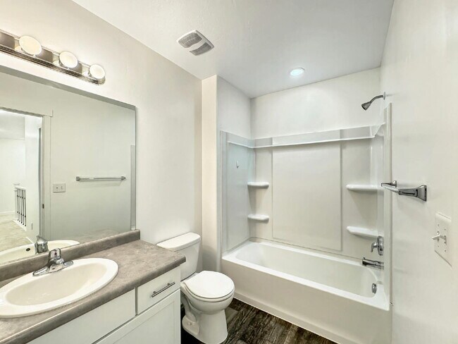 Building Photo - Beautiful Townhouse in Draper - 3 BD 2.5 BA 2 GA - 2250 Square Feet