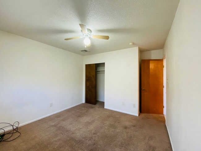 Building Photo - 4/2 Home with a backyard!