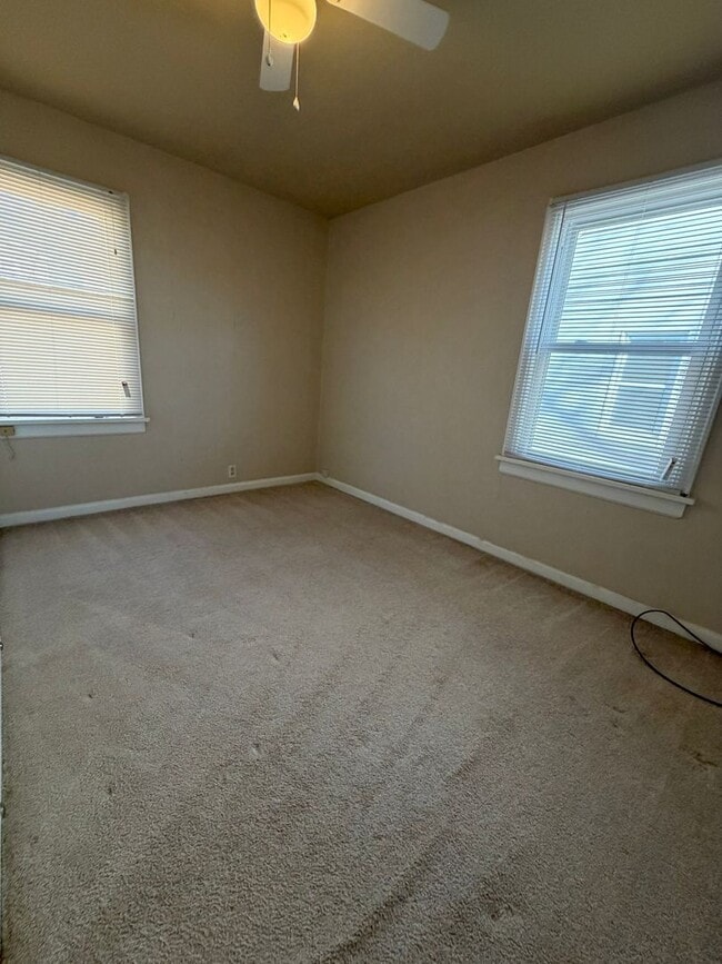 Building Photo - 1225 W Main St