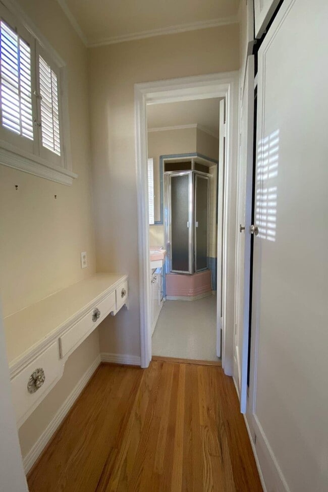 Building Photo - 4160 Holly Knoll Dr