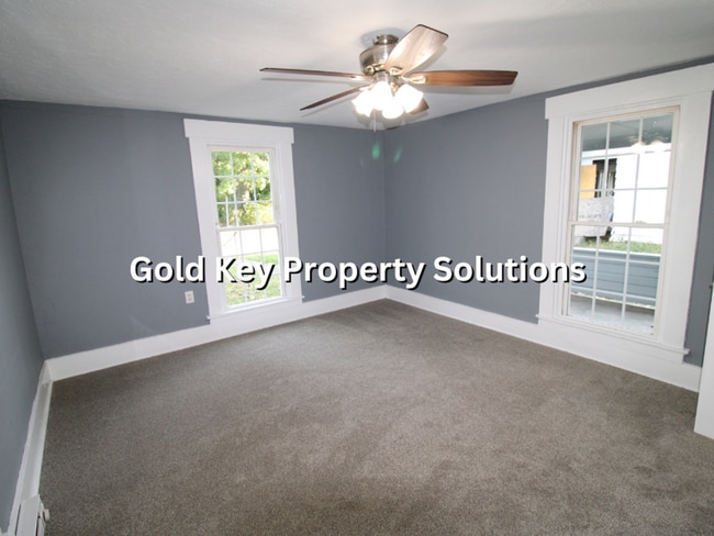 Building Photo - Fully Updated 2 BR 1 BA House with Covered...