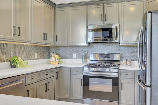 Building Photo - Stylish West Oakland 2/1 Flat - Completely Renovated.