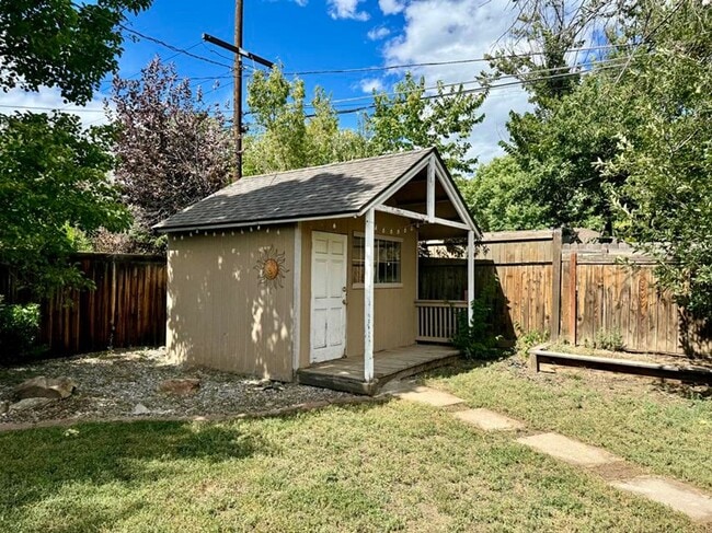 Building Photo - Beautiful 2 bedroom, 1.5 bathrooms plus an office!! Available NOW!