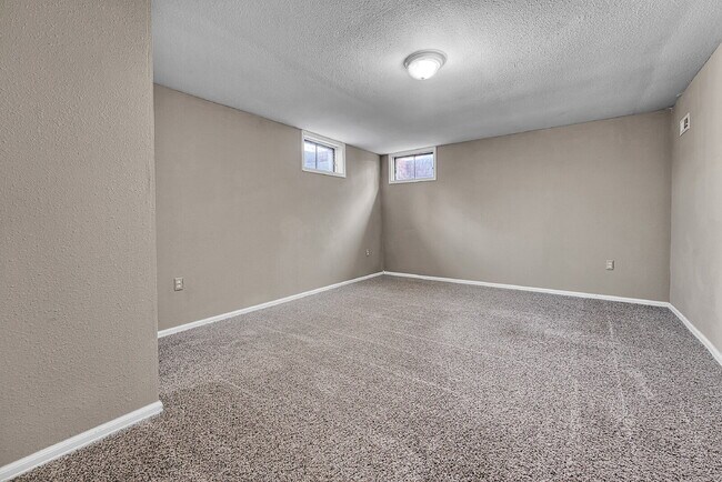 Building Photo - $2,495.00, 3-bedroom, 2 bathroom home in C...