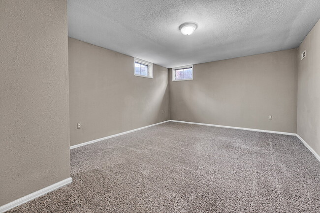 Building Photo - $2,495.00, 3-bedroom, 2 bathroom home in Centennial!