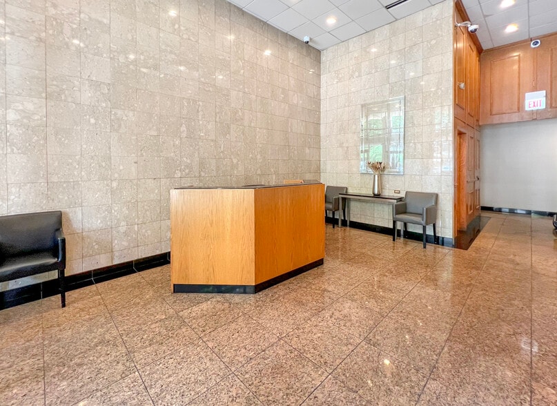 Building Photo - 1540 N La Salle Dr