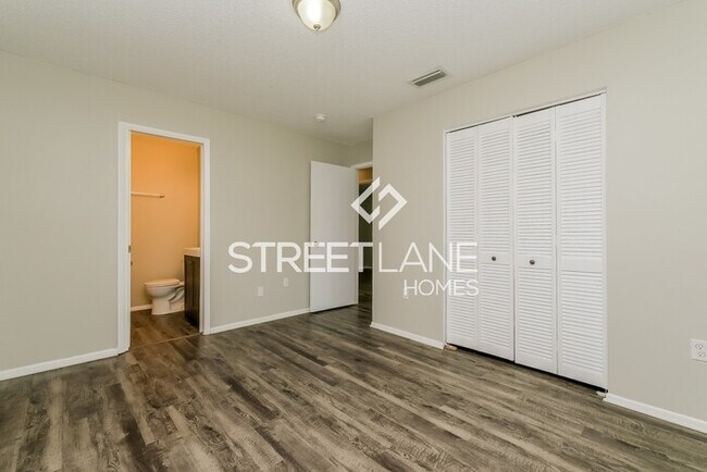 Building Photo - ONE MONTH FREE RENT!