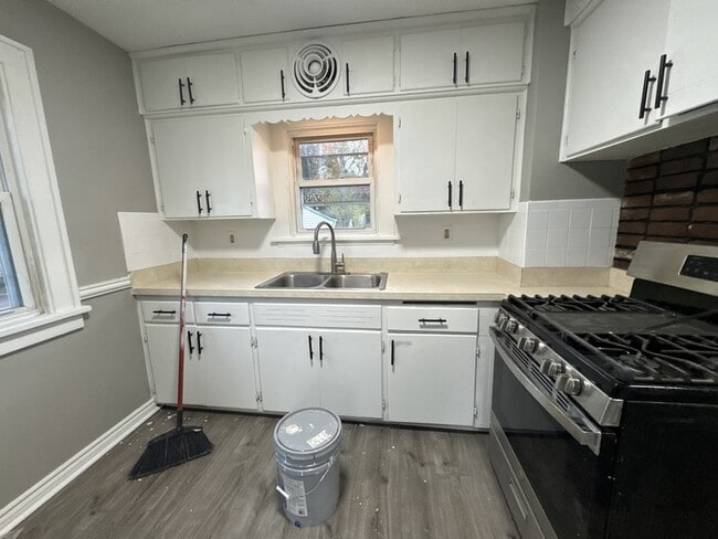 Building Photo - 11104 Lincoln Ave