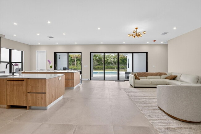 Building Photo - 8521 Ganton Dr