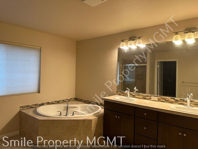 Building Photo - single house