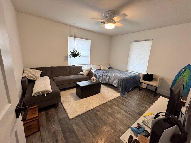 Building Photo - 2805 Silverway Dr